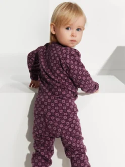 Bluse i merinould med nordisk mønster til baby