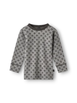 Bluse i merinould med nordisk mønster til baby