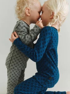 Bluse i merinould med nordisk mønster til baby