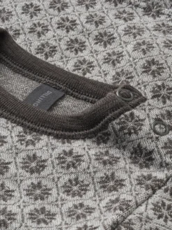 Bluse i merinould med nordisk mønster til baby