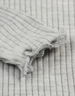 Bluse med flæser i merinould til baby