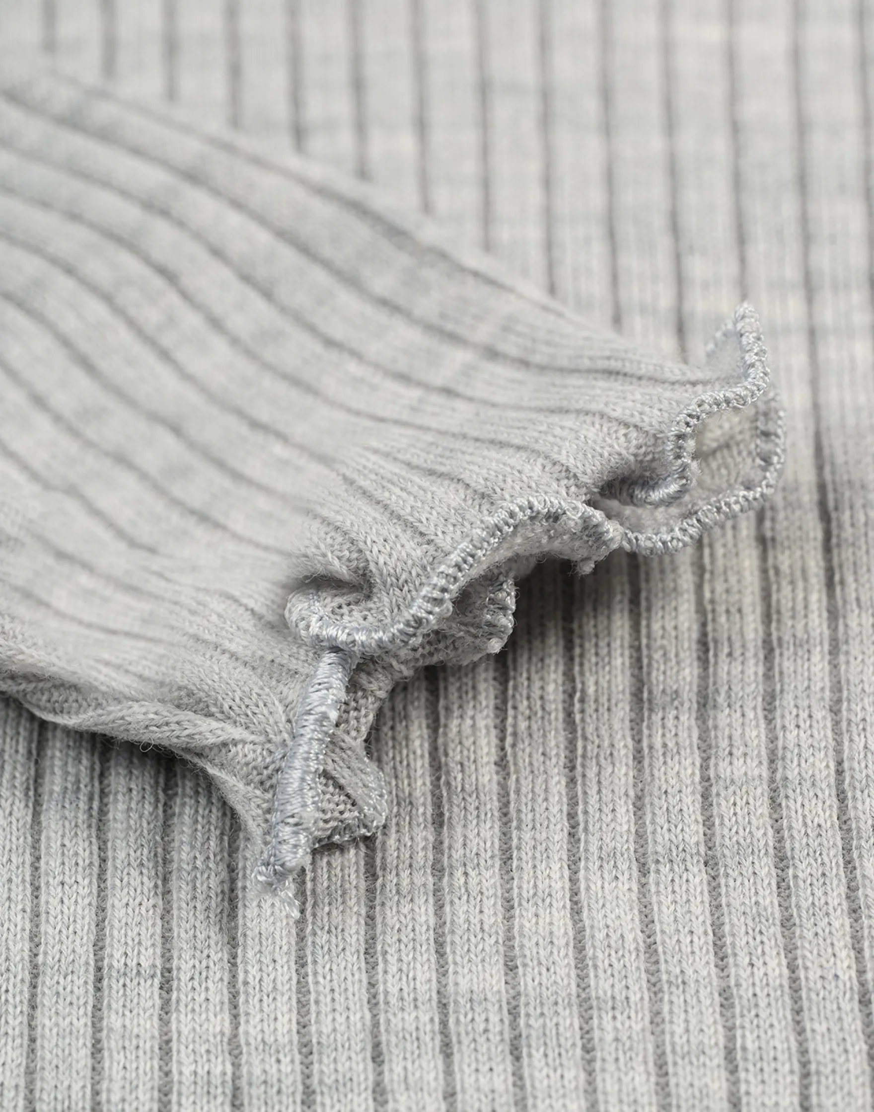 Bluse med flæser i merinould til baby