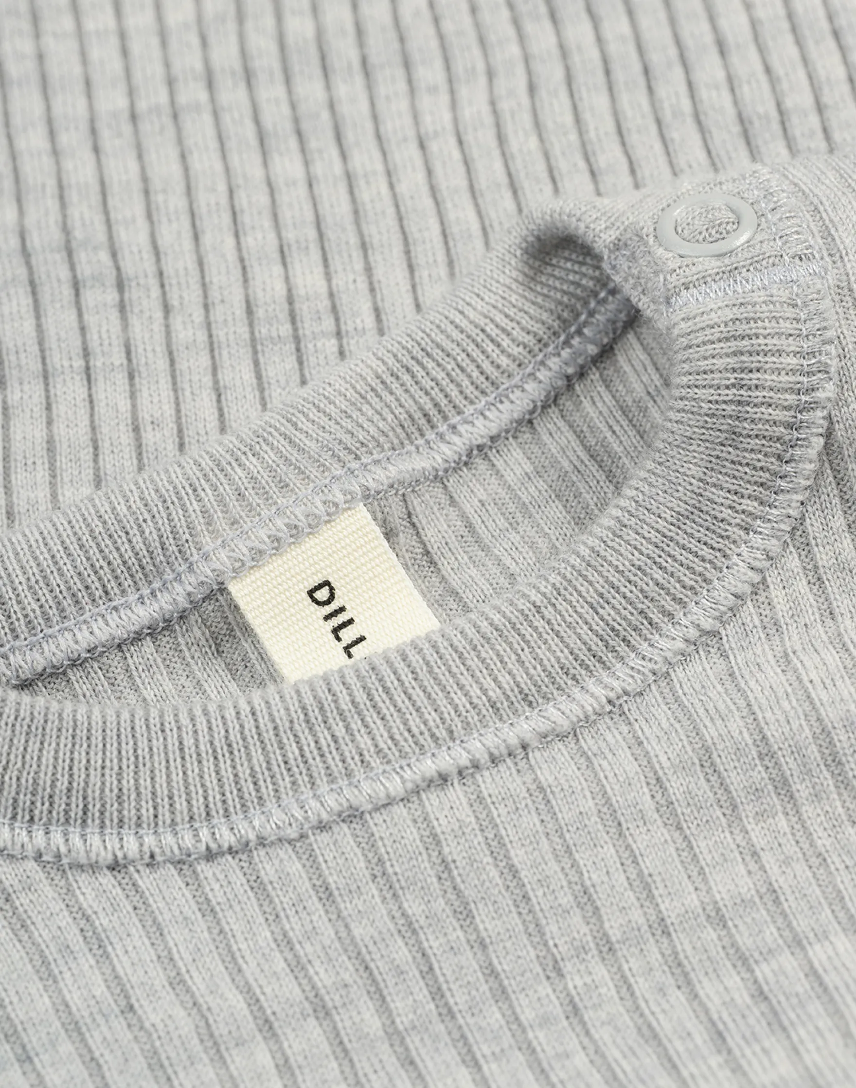 Bluse med flæser i merinould til baby