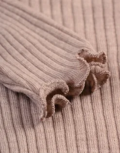 Bluse med flæser i merinould til baby