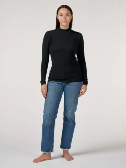 Bluse med høj hals i merinould til kvinder
