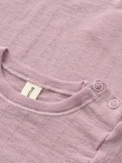 Bluse med hulmønster i merinould/silke til baby
