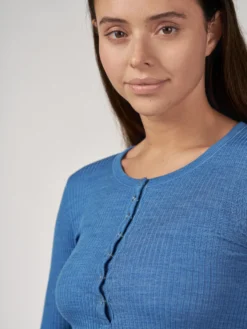 Bluse med knapper i merinould til kvinder
