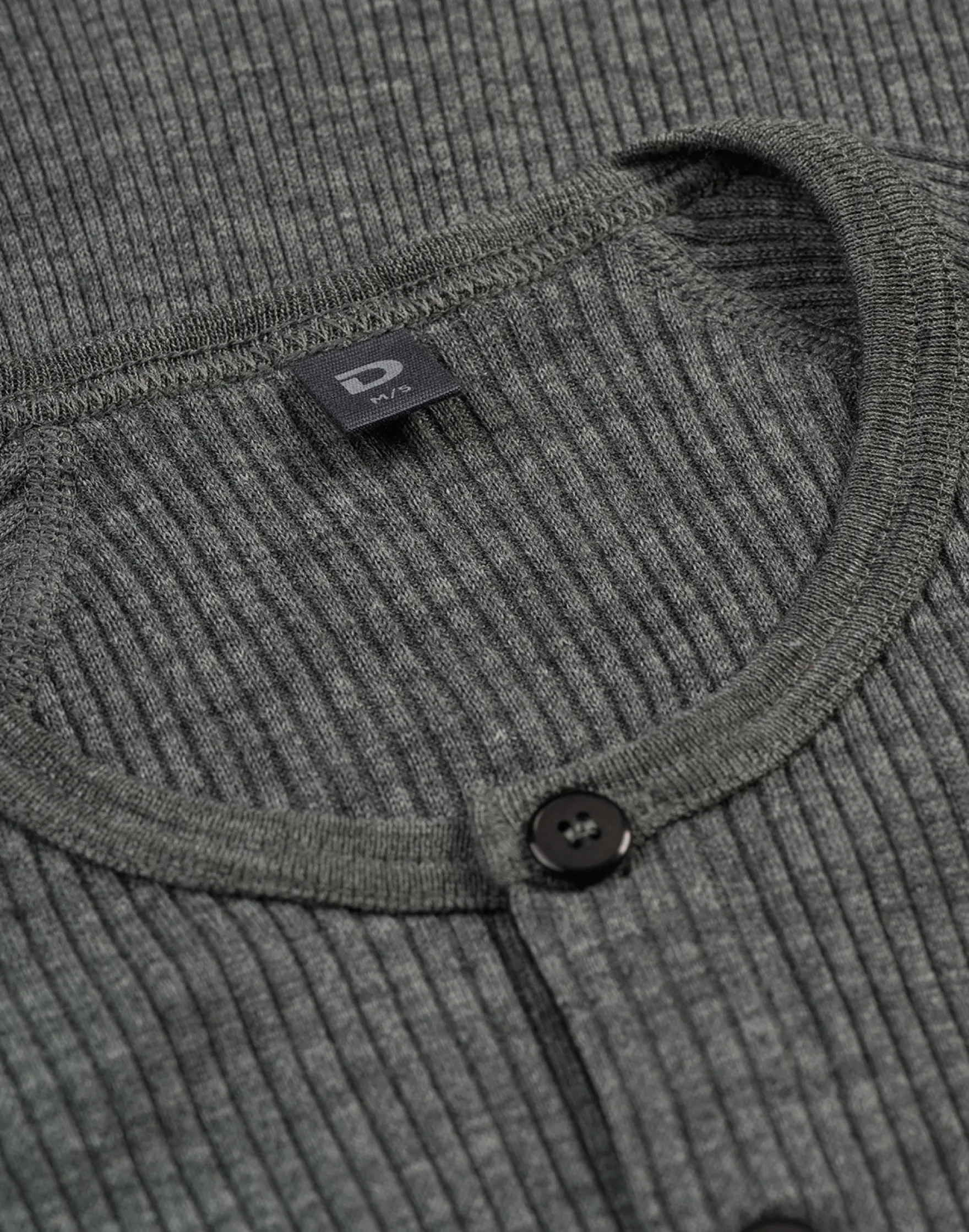 Bluse med knapper i merinould til mænd