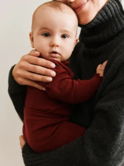 Body i merinould med hulmønster til baby