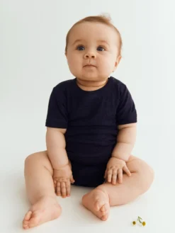 Body med korte ærmer i merinould/silke til baby