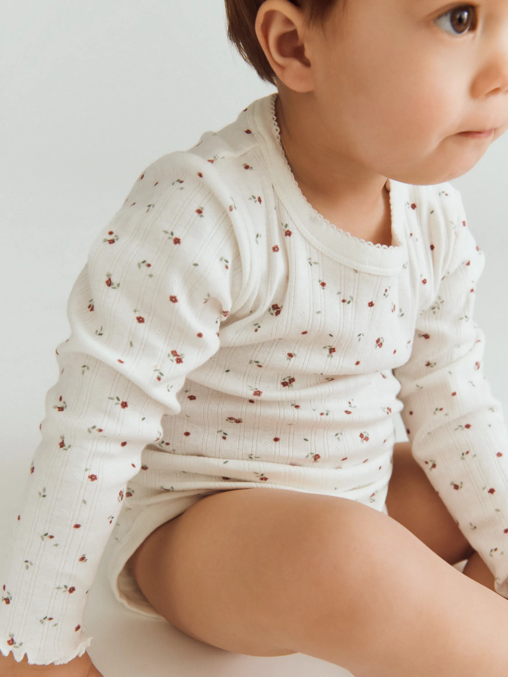 Body med lange ærmer med hulmønster i bomuld til baby