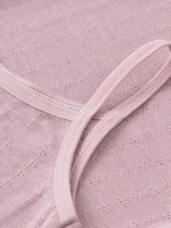 Body med stropper i merinould/silke med hulmønster til baby