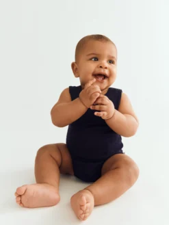 Body uden ærmer i merinould/silke til baby