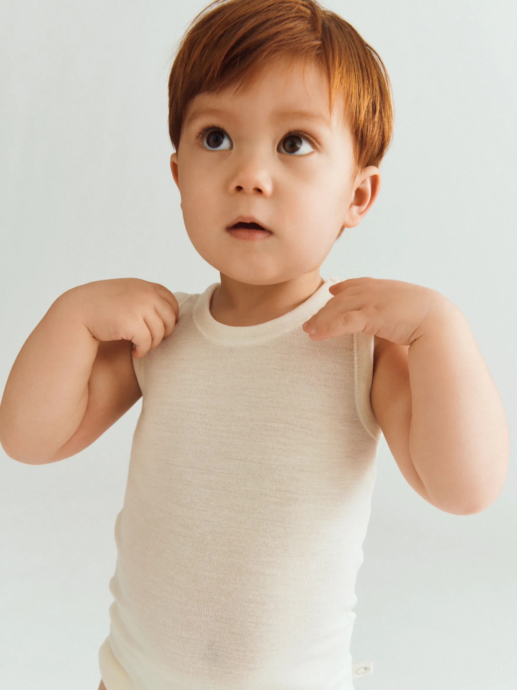 Body uden ærmer i merinould/silke til baby