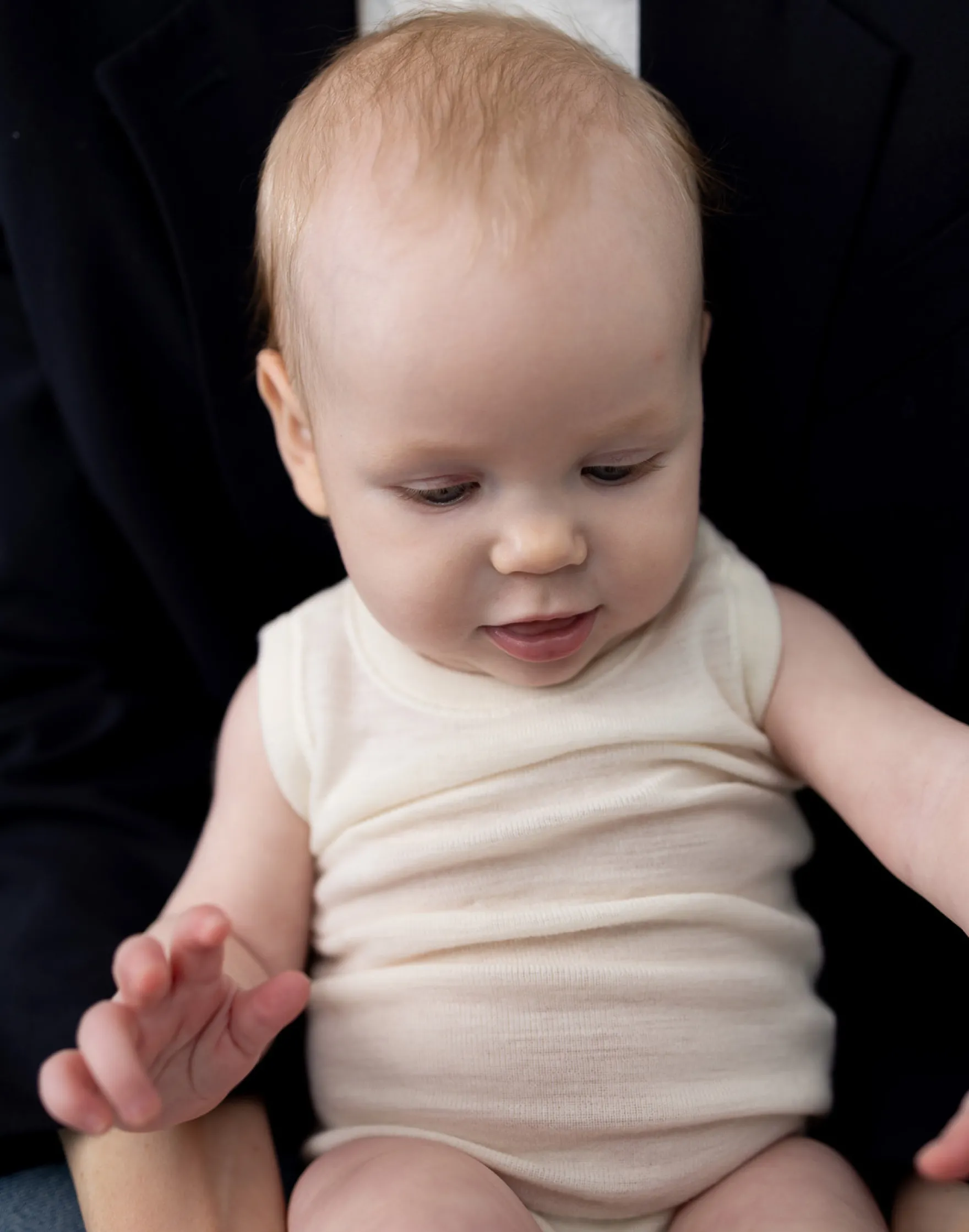 Body uden ærmer i merinould/silke til baby