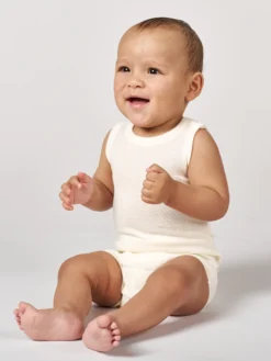 Body uden ærmer i merinould/silke til baby
