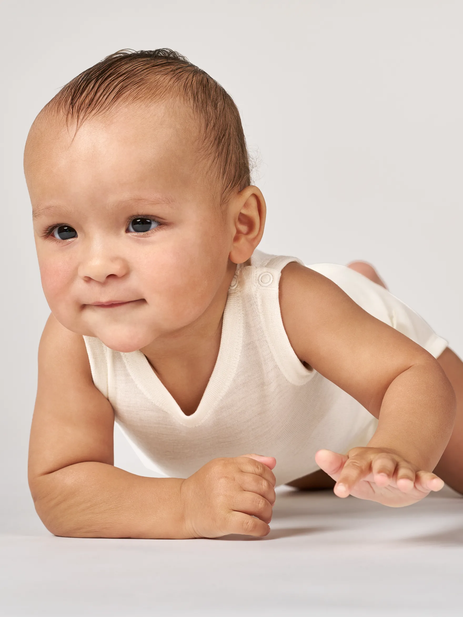 Body uden ærmer i merinould/silke til baby