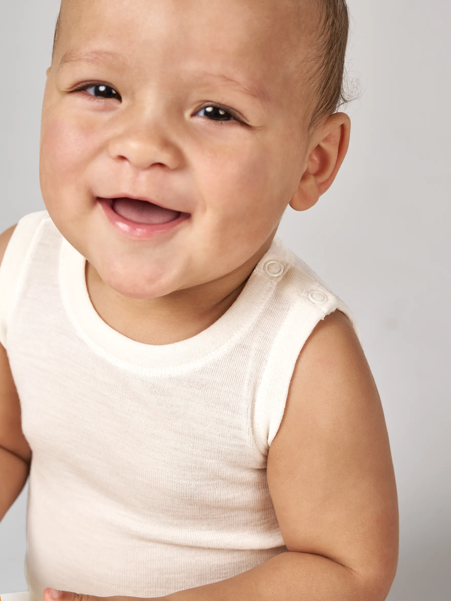 Body uden ærmer i merinould/silke til baby