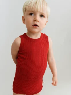 Body uden ærmer i merinould til baby
