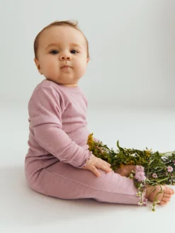 Heldragt med hulmønster i merinould/silke til baby