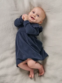 Kjole med flæser i merinould til baby