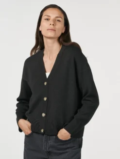 Kort cardigan i merinould til kvinder