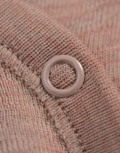 Slå-om-bluse i merinould til baby