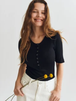 T-shirt med knapper i merinould til kvinder