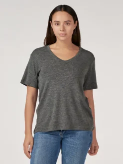 T-shirt med V-hals i merinould til kvinder