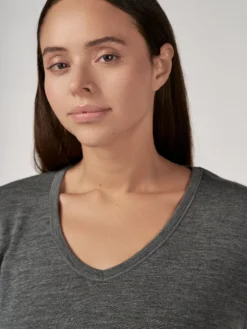 T-shirt med V-hals i merinould til kvinder