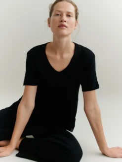 T-shirt med V-hals i merinould til kvinder