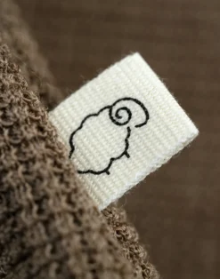 Vaffelstrikket slå-om-bluse i merinould til baby