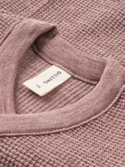 Vaffelstrikket slå-om-bluse i merinould til baby