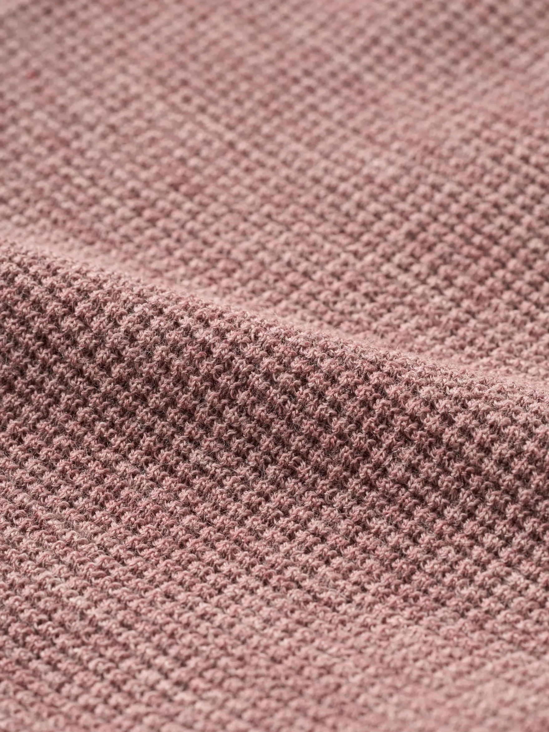 Vaffelstrikket slå-om-bluse i merinould til baby